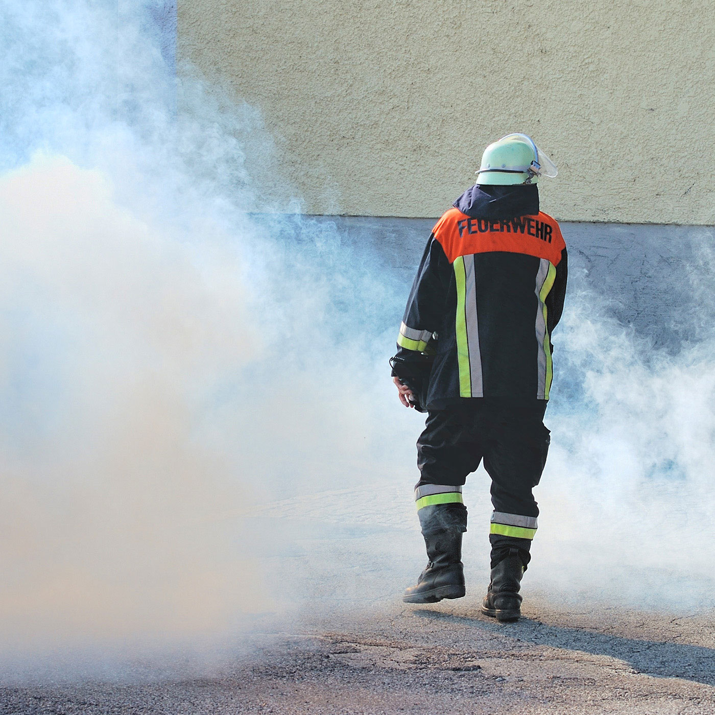 Exercice de simulation d’incendie pour pompiers.