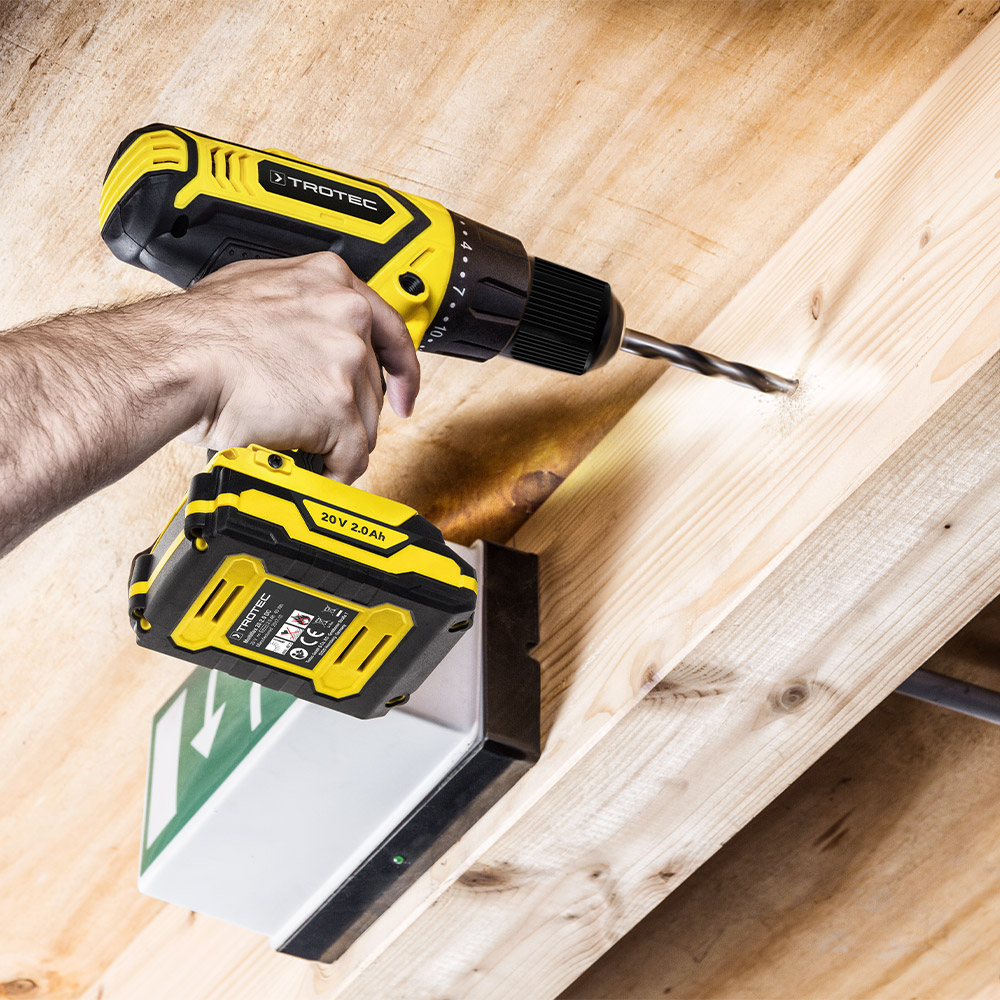 Für Holzarbeiten können Bohrer mit einem Durchmesser bis 30 mm verwendet werden.