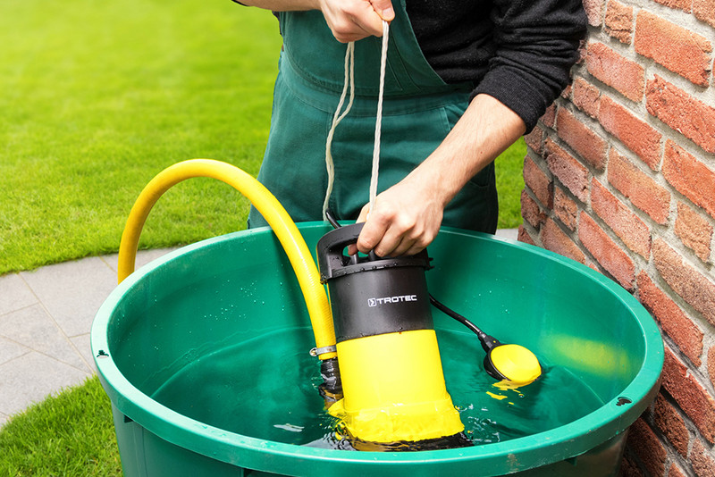 Pour l’eau claire ou souillée des tonneaux de récupération de l’eau de pluie