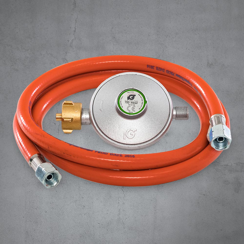 Riduttore di pressione e tubo di collegamento del gas già compresi nella dotazione